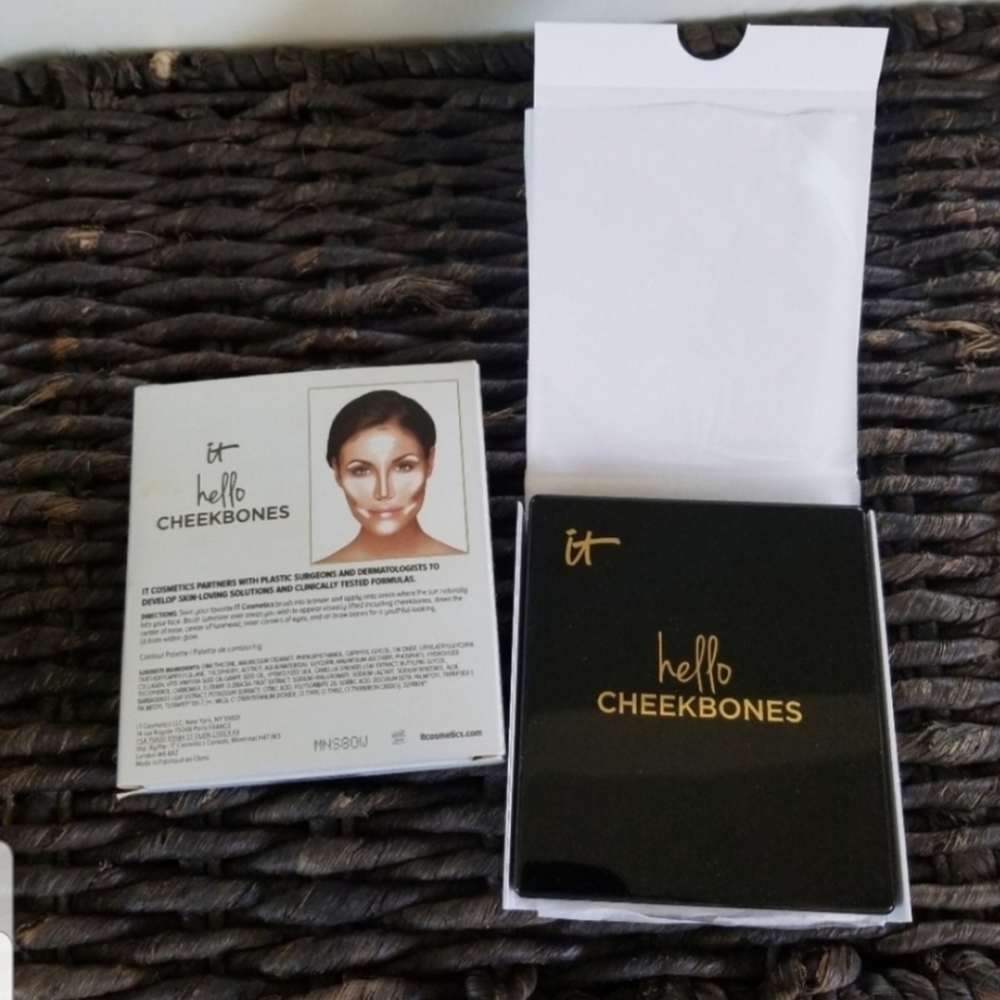 It Girl Cosmetics Hello Cheekbones palette